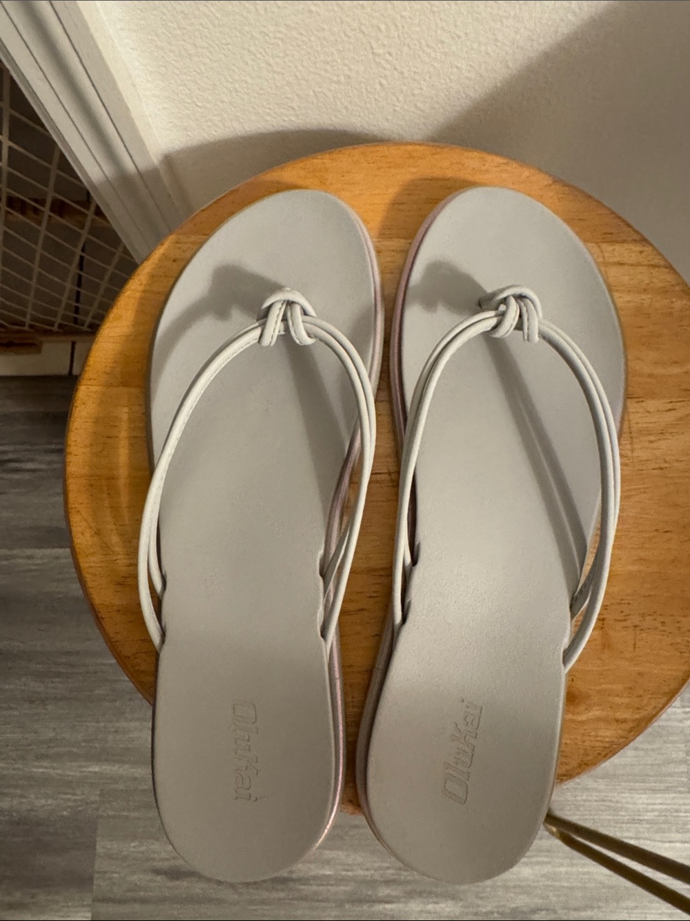 OluKai Women's Light Gray Knot-Style Thong Sandals